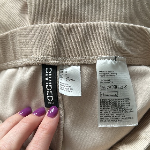 H&M micro pleated cream neutral front ankle slit legging pants! - Picture 9 of 12